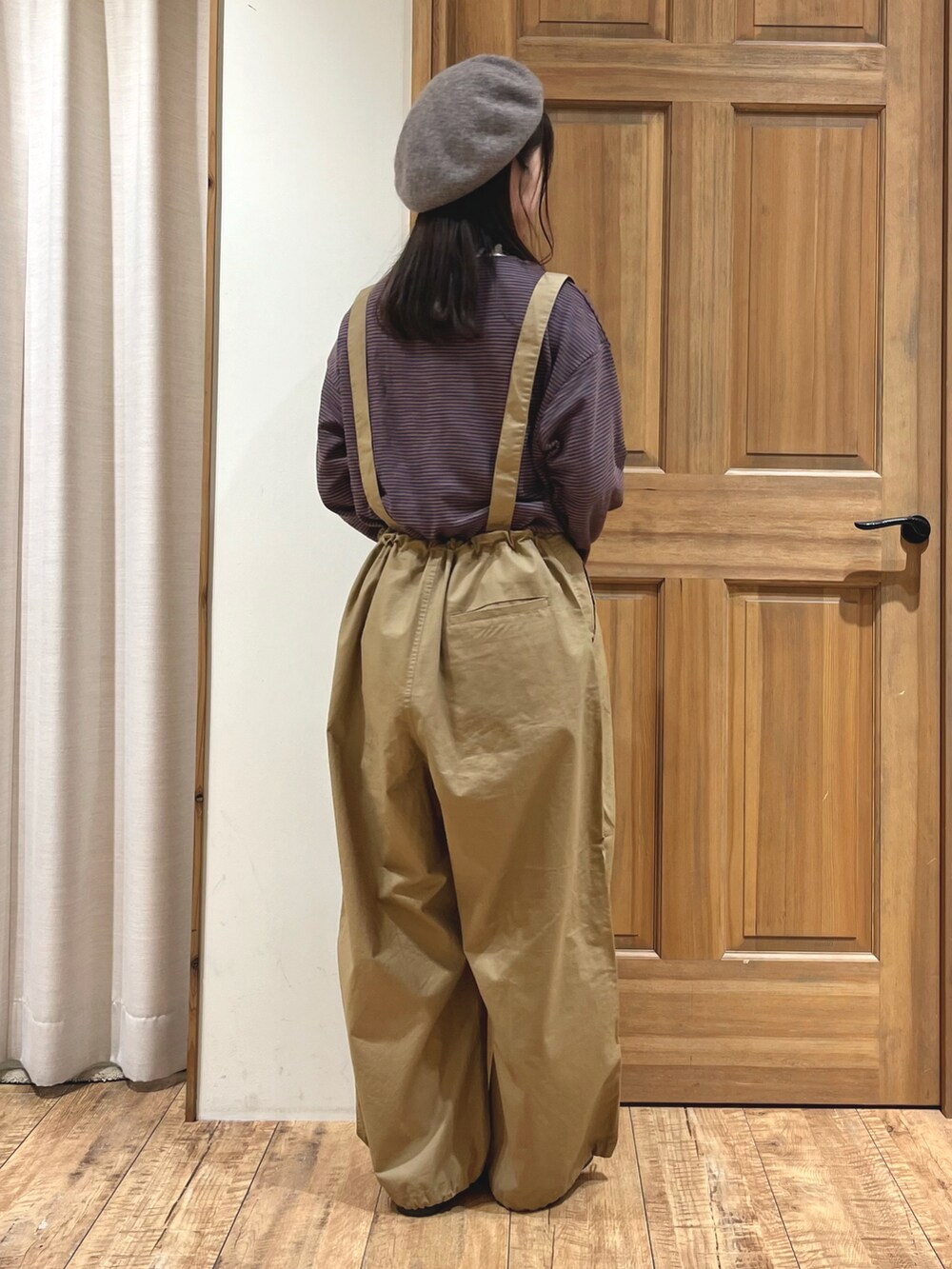 ブラウン系のドレスシューズ、ブラウン系のハンドバッグ、ホワイト系のTシャツ/カットソーを着用したレディースの秋コーディネートの4枚目の写真