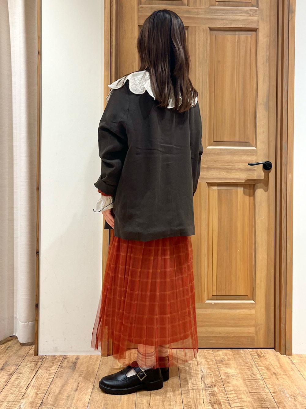 ブラック系のドレスシューズ、ホワイト系のTシャツ/カットソー、ホワイト系のシャツ/ブラウスを着用したレディースの秋コーディネートの3枚目の写真