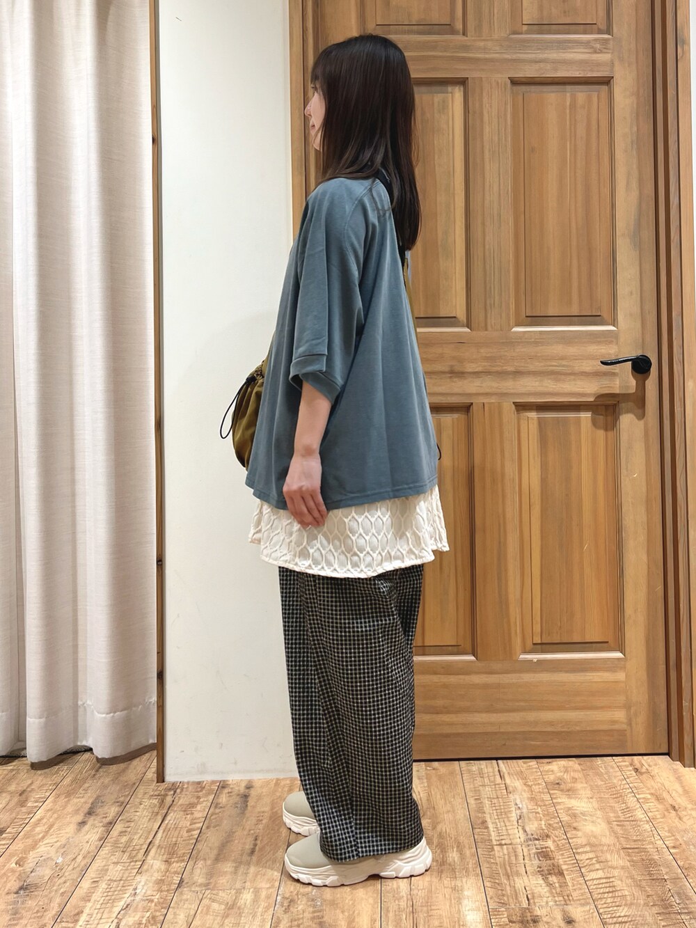 ベージュ系のドレスシューズ、ブラック系のその他パンツ、ベージュ系のハンドバッグを着用したレディースの秋コーディネートの5枚目の写真