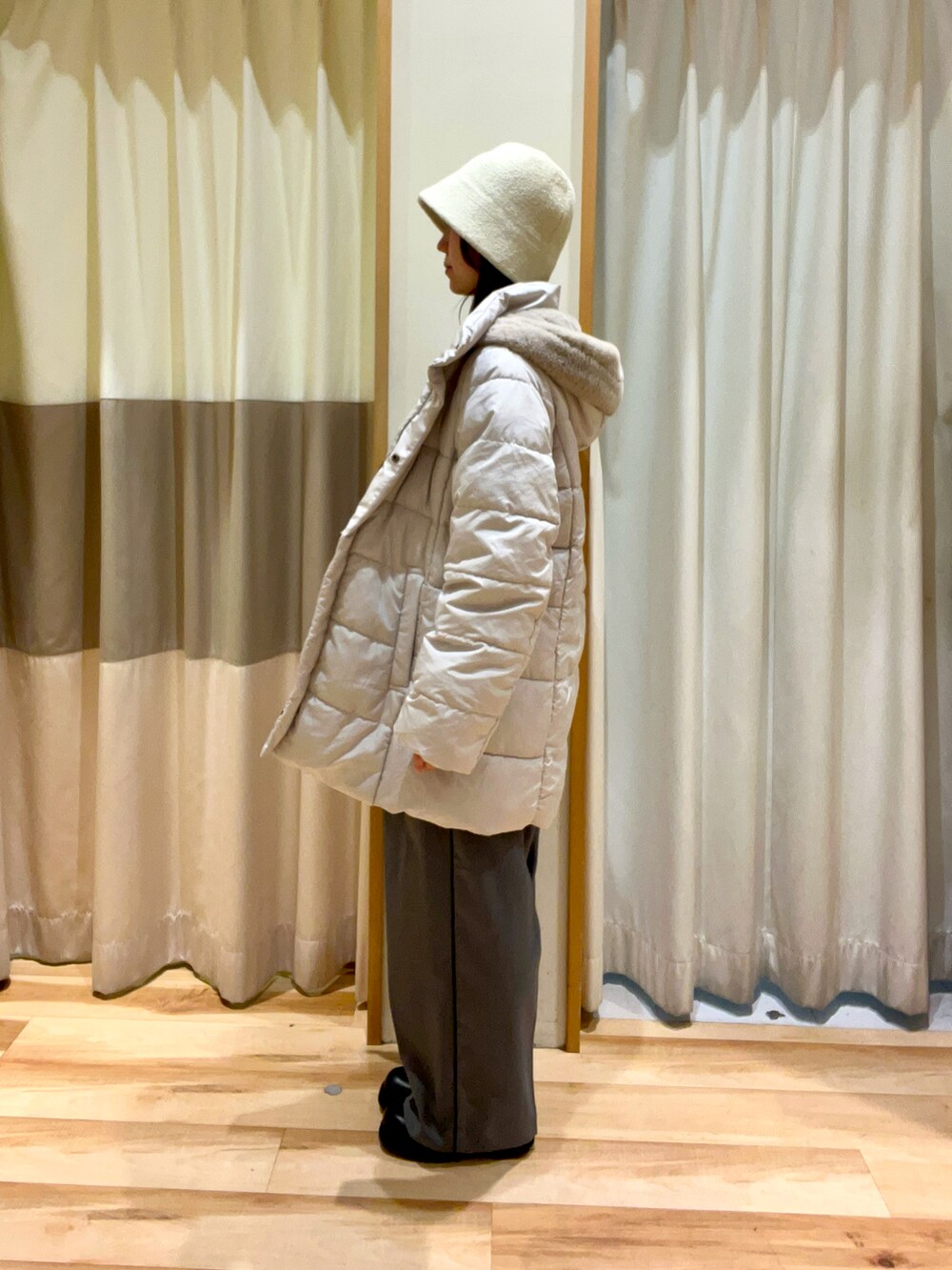 グレー系のその他パンツ、ブルー系のニット/セーター、ベージュ系のその他アウターを着用したレディースの秋コーディネートの3枚目の写真