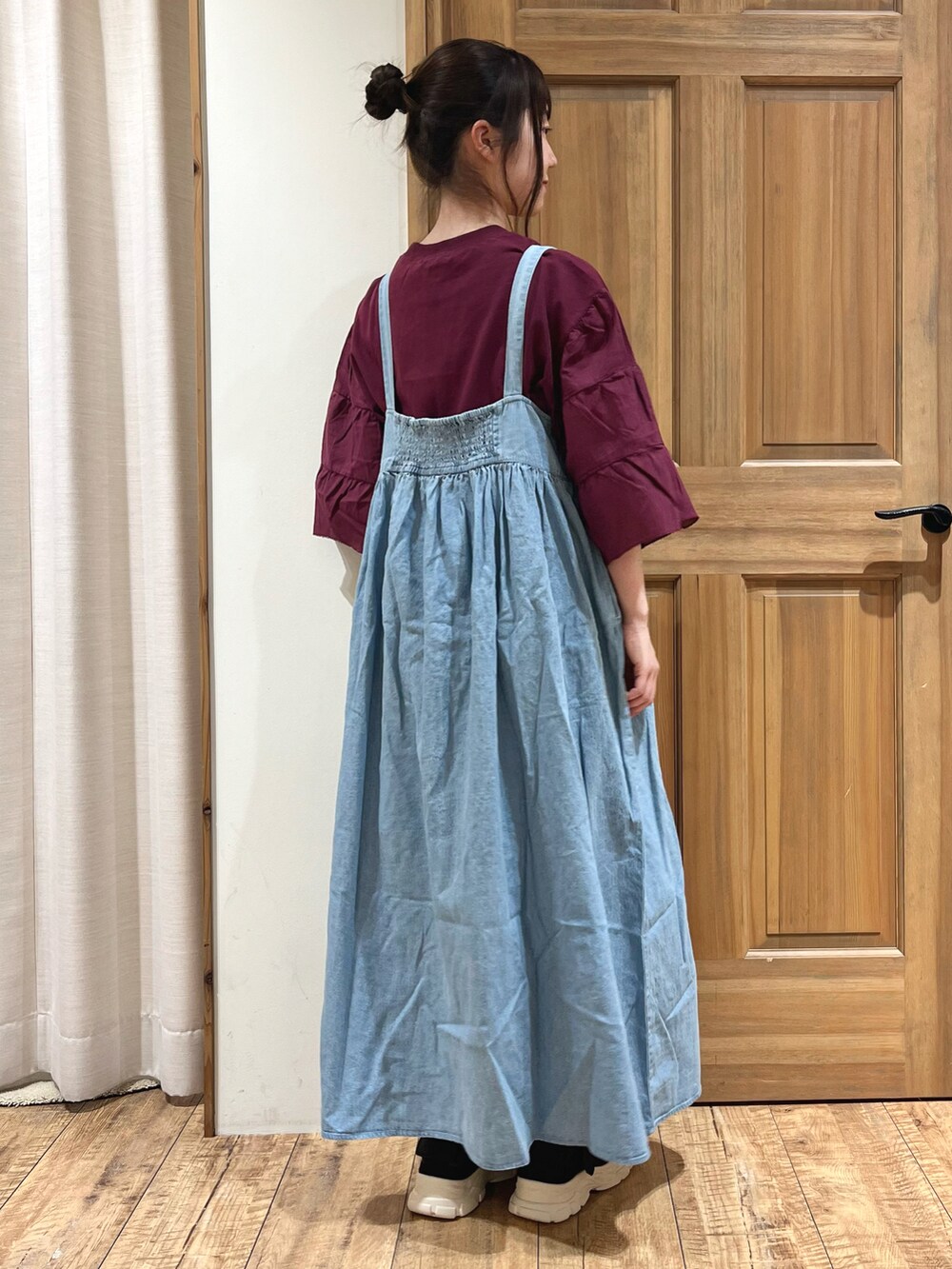 ブラック系のドレスシューズ、ブルー系のワンピース、パープル系のTシャツ/カットソーを着用したレディースの秋コーディネートの4枚目の写真