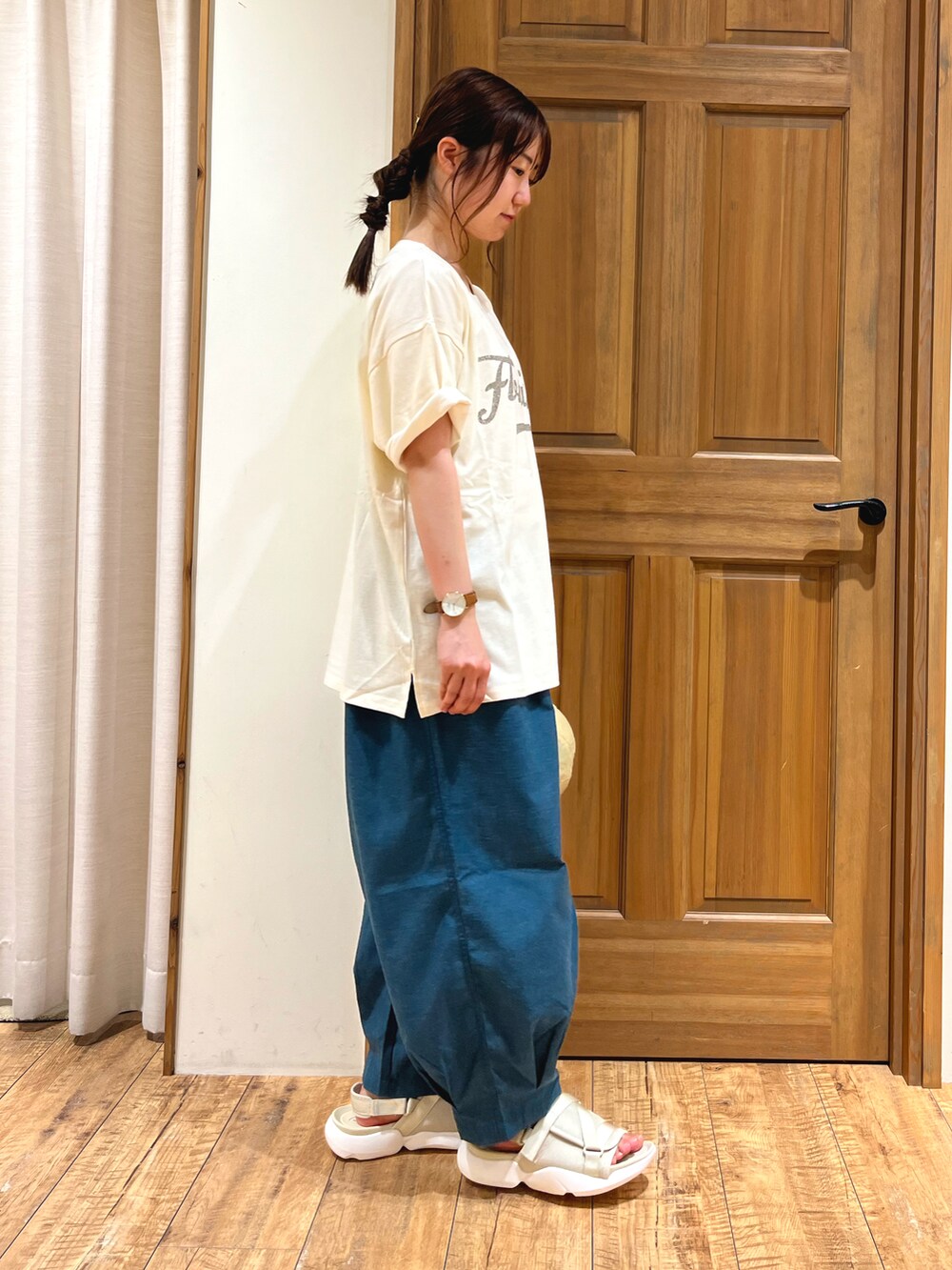 ホワイト系のTシャツ/カットソー、ベージュ系のサンダル、グリーン系のその他パンツを着用したレディースの夏コーディネートの2枚目の写真