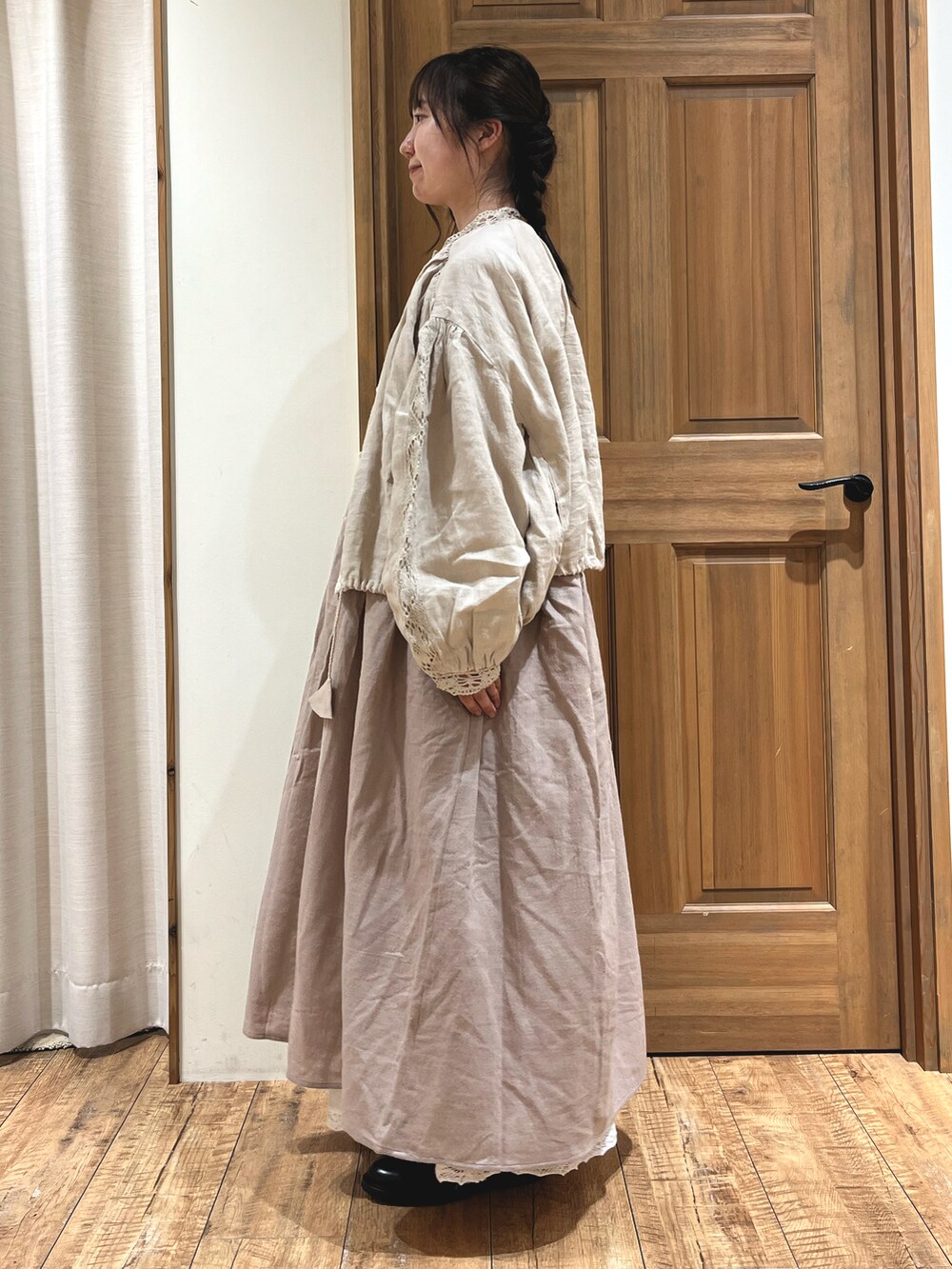 ブラック系のブーツ、ホワイト系のスカート、ベージュ系のノーカラージャケットを着用したレディースの秋コーディネートの3枚目の写真