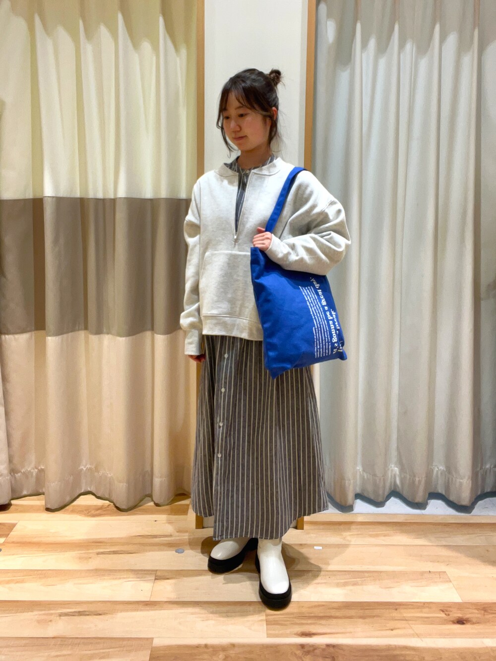「ファッションを楽しもう、秋服コーデ、秋冬コーデ、スウェット、裏起毛、トートバッグ、ブルー、カラー×コーデ、サイドゴアブーツ、ワンピース、ストライプ、レイヤードスタイル、サマンサモスモスブルー、Samansa Mos2 blue、低身長コーデ」|「Samansa Mos2 blueの起毛ビエラアソートシャツワンピース(ワンピース、グレー系)」を使った、しば。さん(骨格ウェーブ・レディース・152cm)の秋コーディネートの2枚目の写真