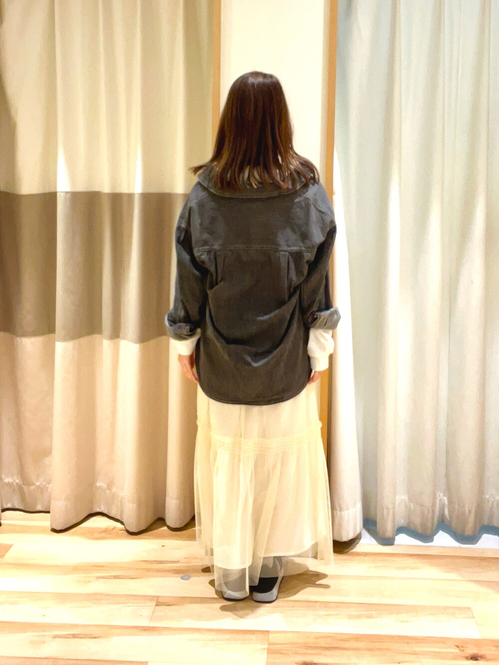 ホワイト系のTシャツ/カットソー、ホワイト系のスカート、グレー系のシャツ/ブラウスを着用したレディースの春コーディネートの4枚目の写真