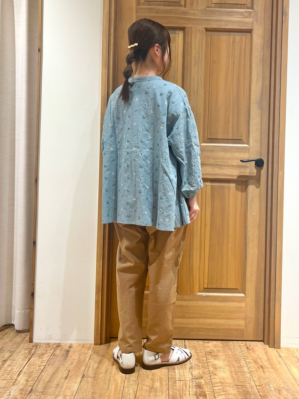 ホワイト系のサンダル、ホワイト系のTシャツ/カットソー、ベージュ系のその他パンツを着用したレディースの夏コーディネートの3枚目の写真