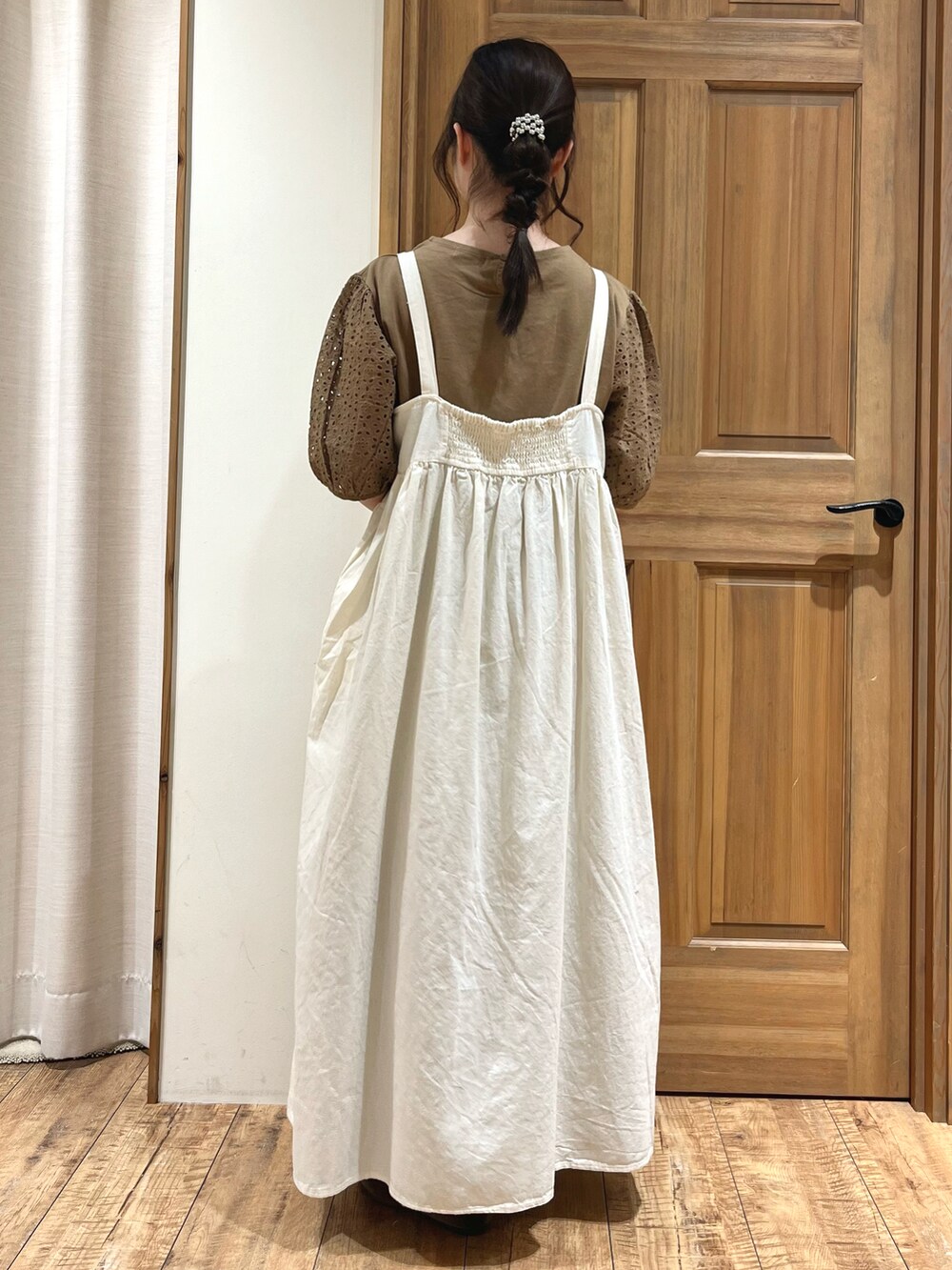 ブラウン系のドレスシューズ、ブラウン系のTシャツ/カットソー、ホワイト系のワンピースを着用したレディースの秋コーディネートの5枚目の写真