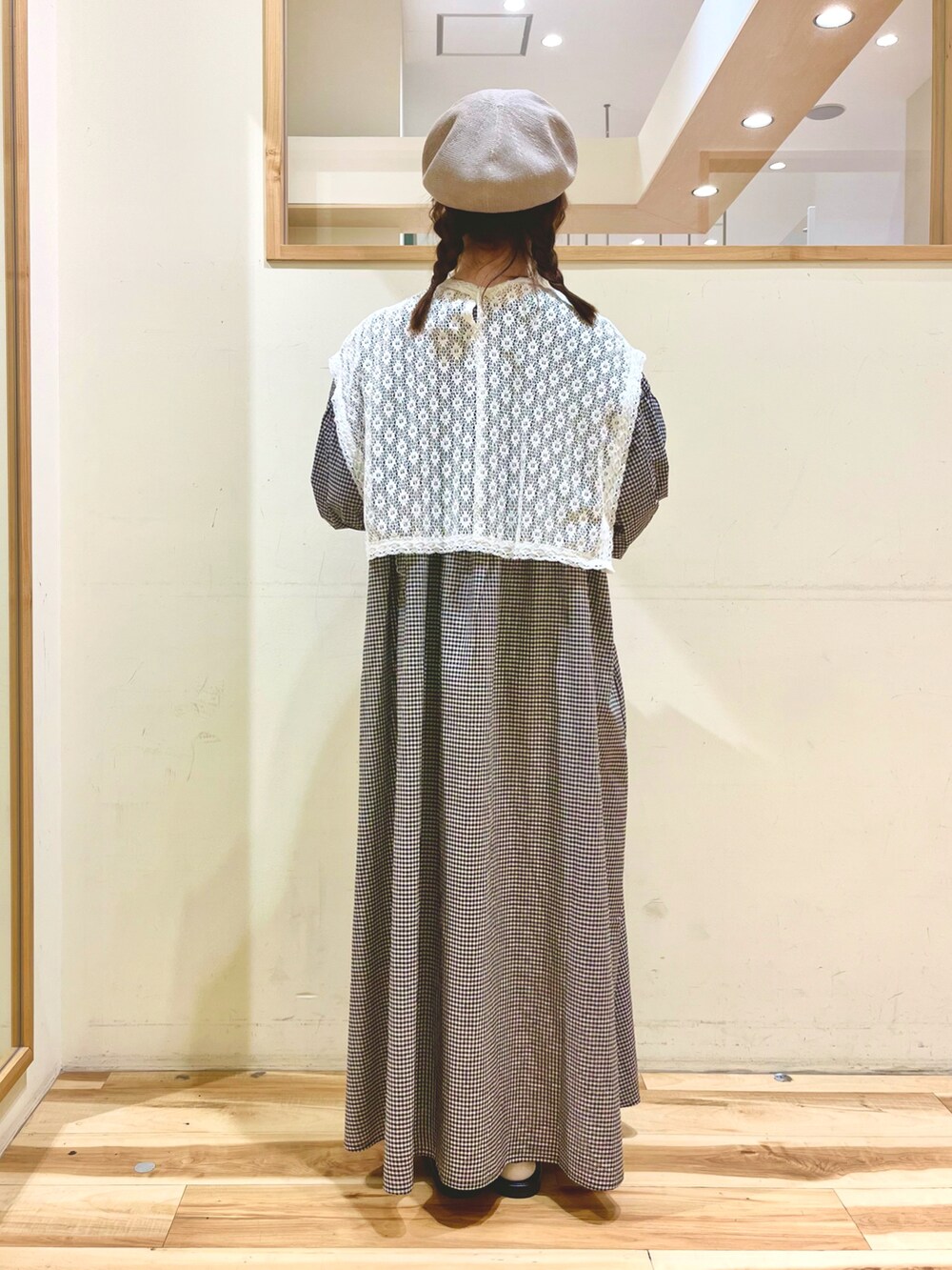 ベージュ系のワンピース、パープル系のワンピース、ベージュ系のハンドバッグを着用したレディースの春コーディネートの3枚目の写真