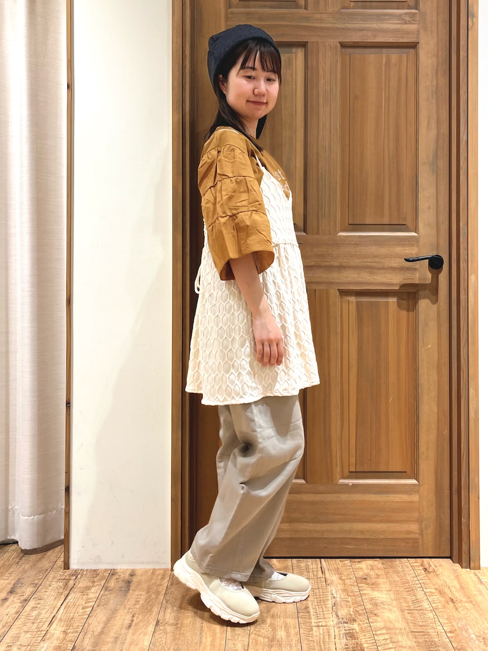 ベージュ系のドレスシューズ、ベージュ系のその他パンツ、ホワイト系のTシャツ/カットソーを着用したレディースの秋コーディネートの4枚目の写真