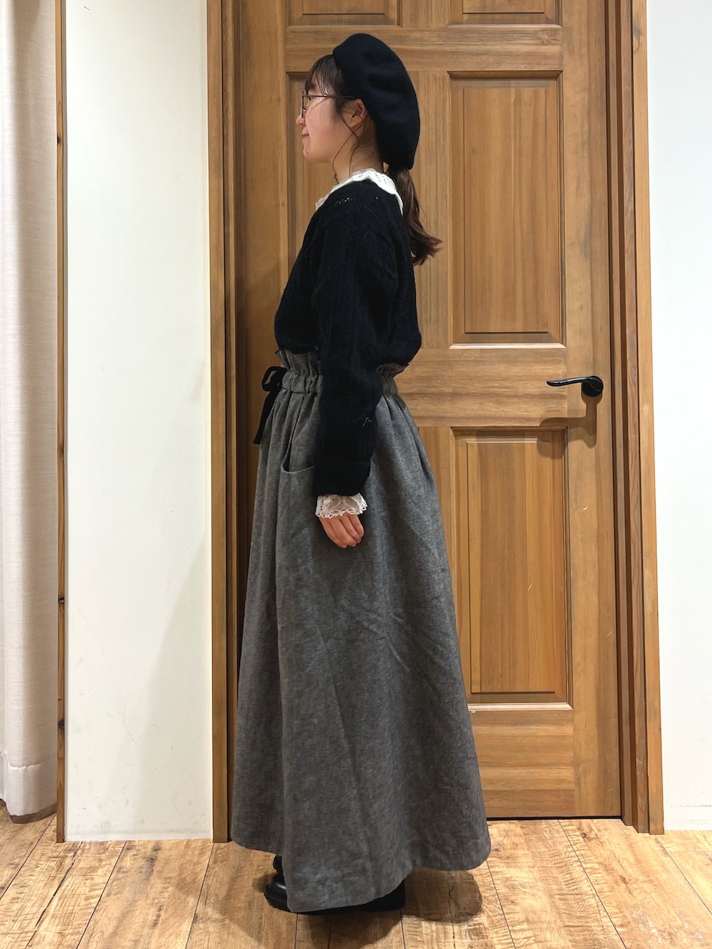 ブラック系のブーツ、グレー系のシャツ/ブラウス、ブラック系のカーディガン/ボレロを着用したレディースの秋コーディネートの2枚目の写真