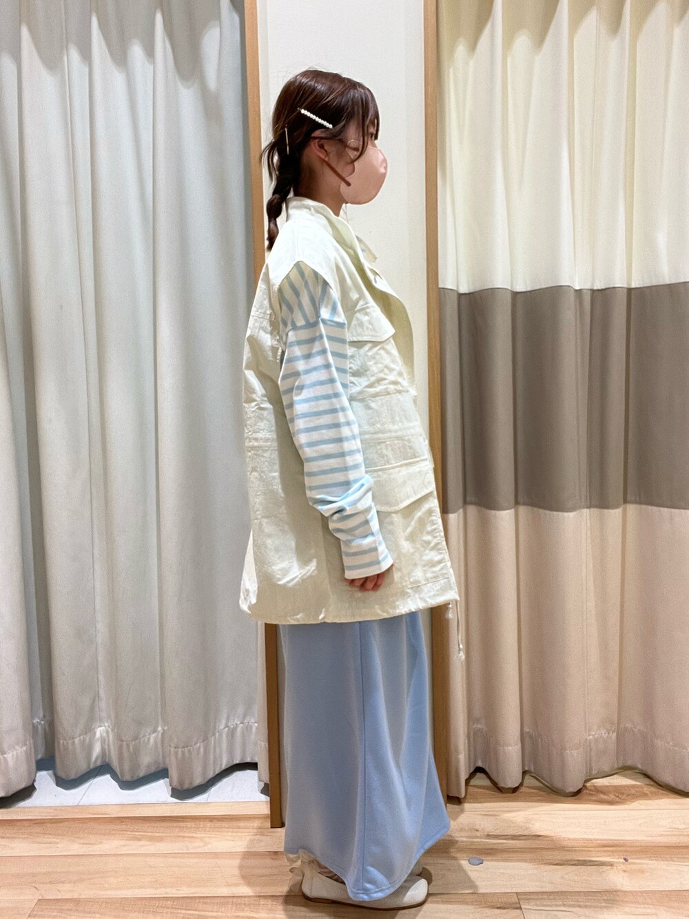 ブルー系のTシャツ/カットソー、ホワイト系のジャケット/アウター、ブルー系のスカートを着用したレディースの春コーディネートの2枚目の写真