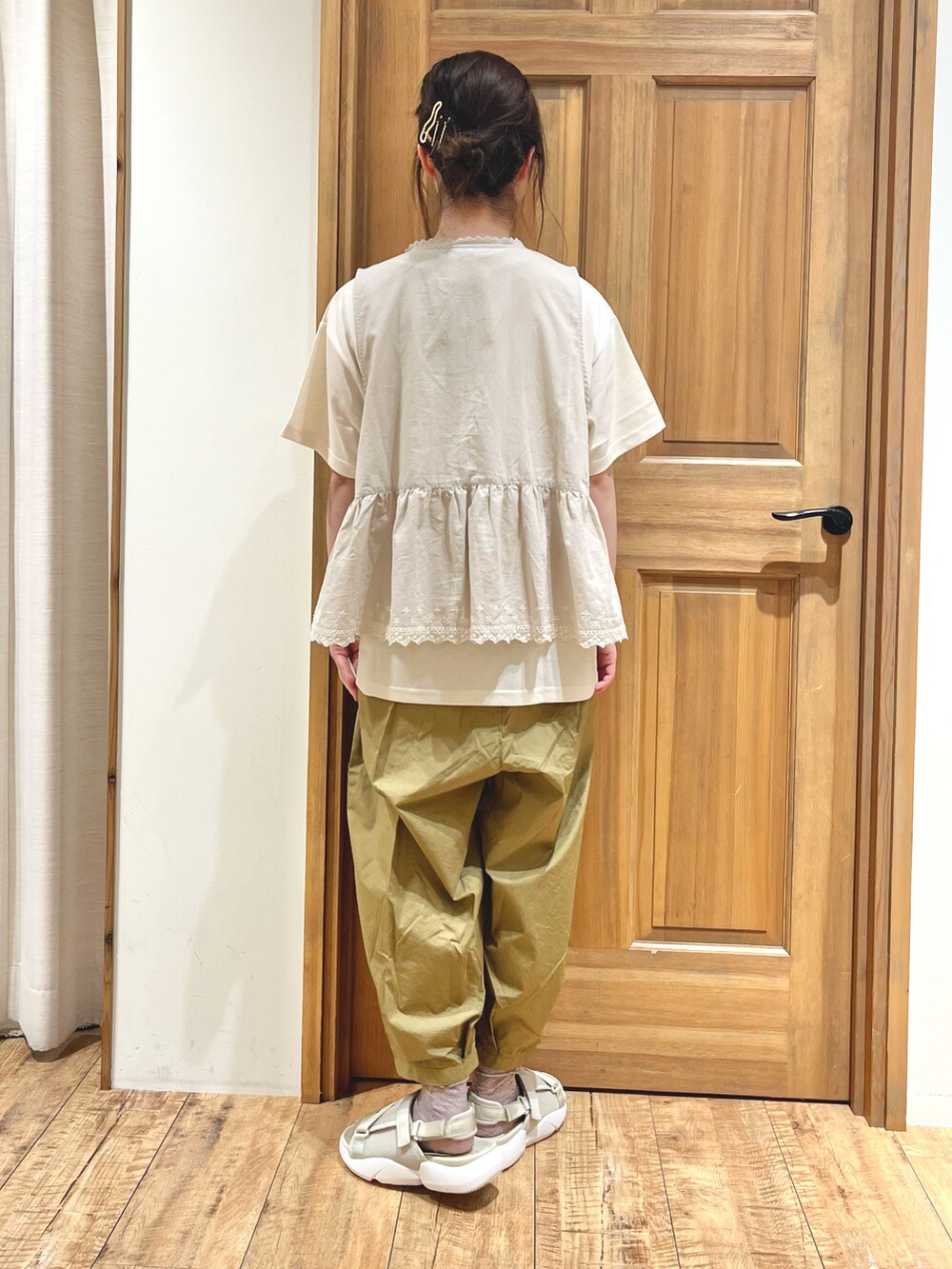 ベージュ系のサンダル、ベージュ系のその他パンツ、ホワイト系のTシャツ/カットソーを着用したレディースの夏コーディネートの4枚目の写真