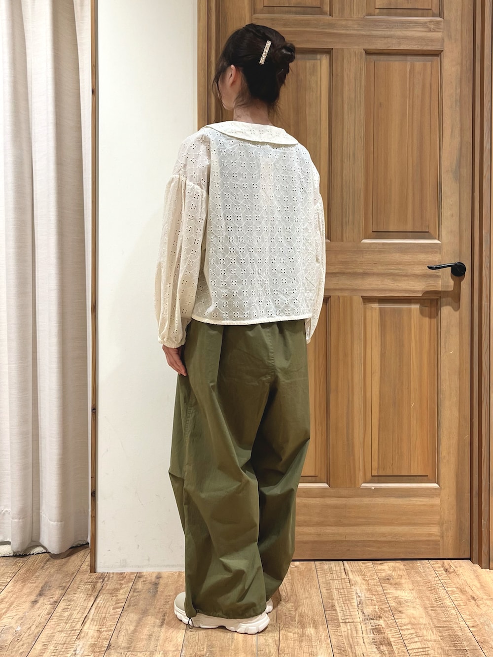 ベージュ系のドレスシューズ、グリーン系のその他パンツ、ブラック系のTシャツ/カットソーを着用したレディースの秋コーディネートの3枚目の写真