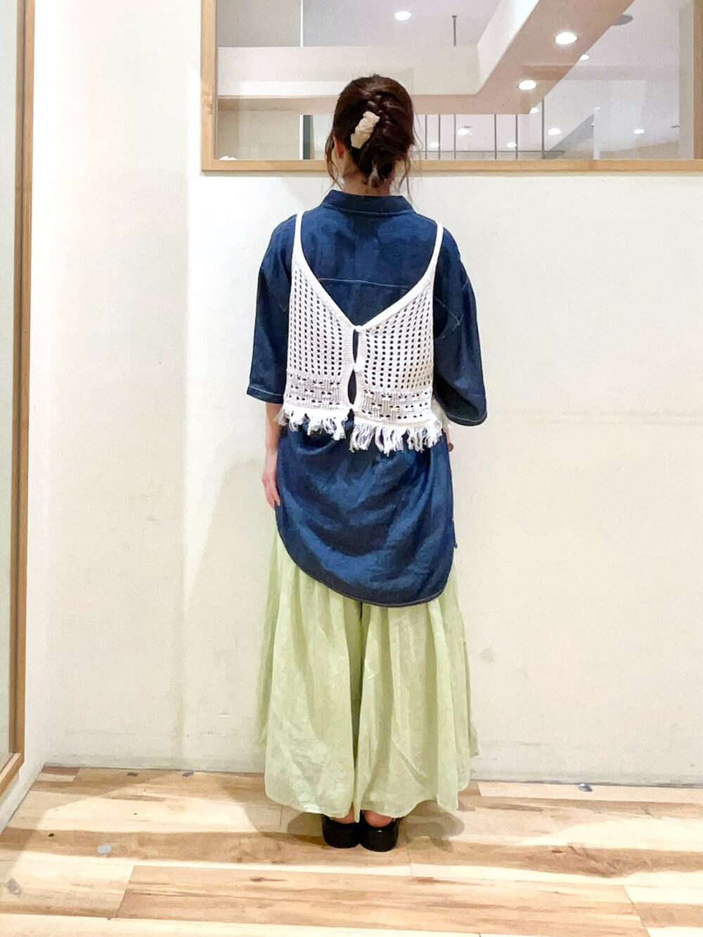 ブルー系のシャツ/ブラウス、ホワイト系のニット/セーター、グリーン系のその他パンツを着用したレディースの春コーディネートの3枚目の写真