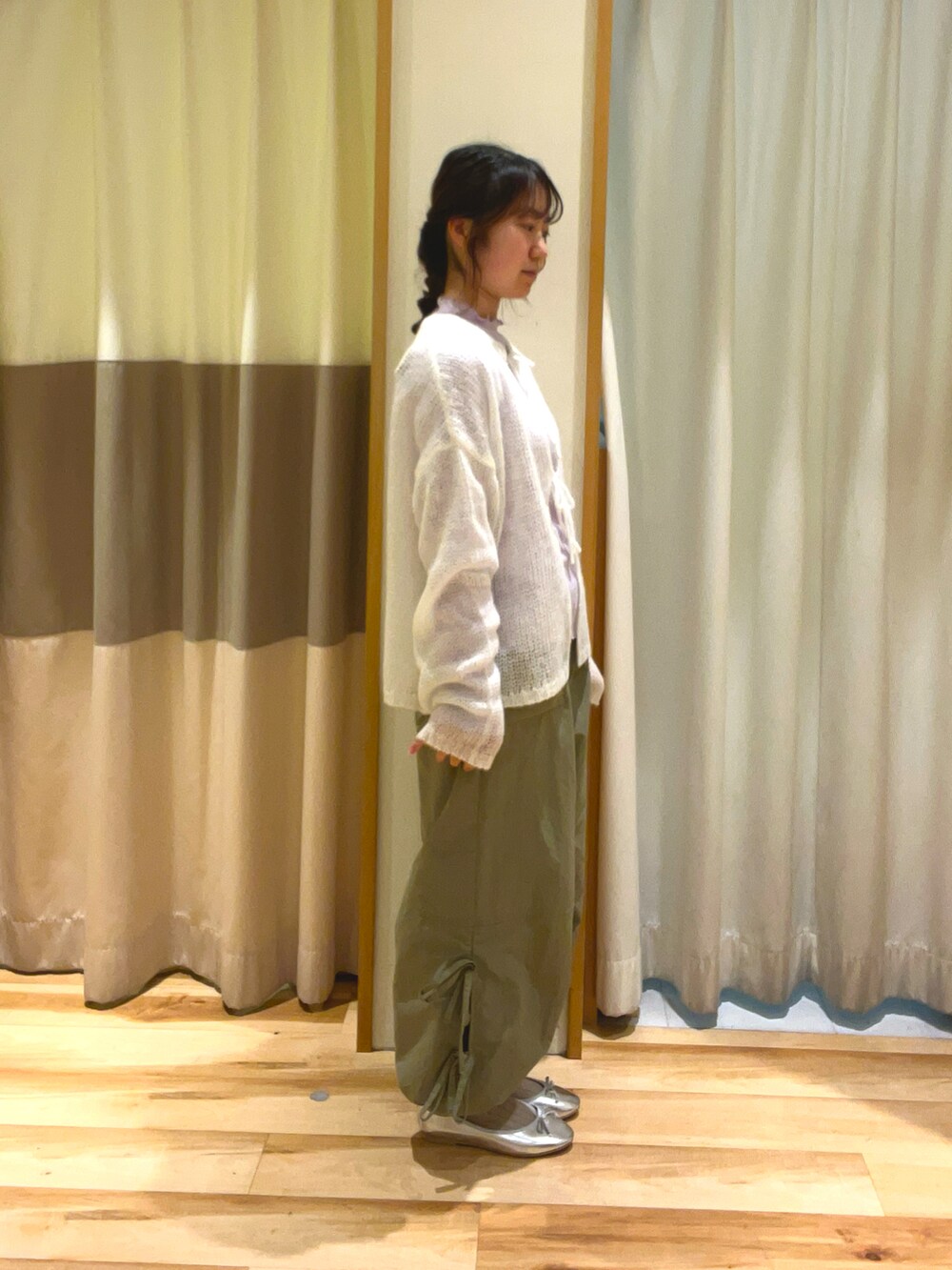 グリーン系のその他パンツ、パープル系のTシャツ/カットソー、ホワイト系のカーディガン/ボレロを着用したレディースの春コーディネートの3枚目の写真