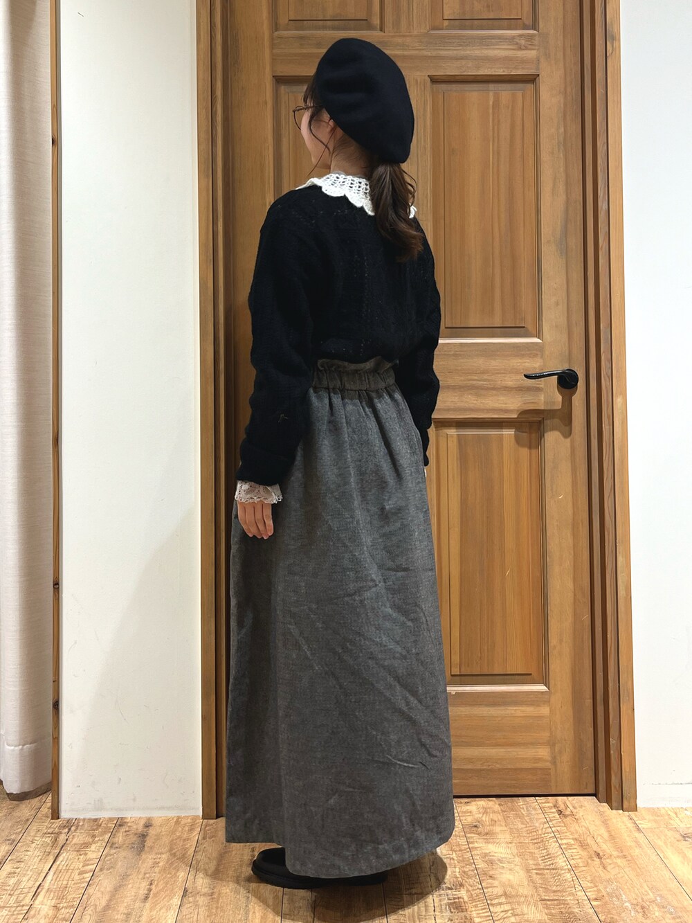 ブラック系のブーツ、グレー系のシャツ/ブラウス、ブラック系のカーディガン/ボレロを着用したレディースの秋コーディネートの3枚目の写真