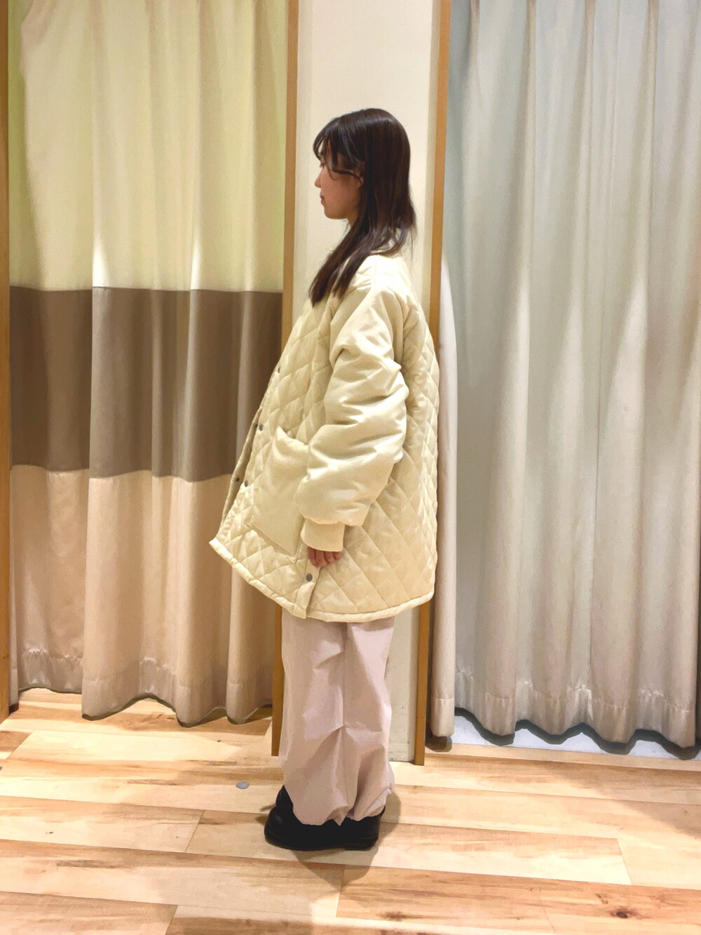 グリーン系のニット/セーター、ホワイト系のブルゾン、ピンク系のその他パンツを着用したレディースの冬コーディネートの2枚目の写真