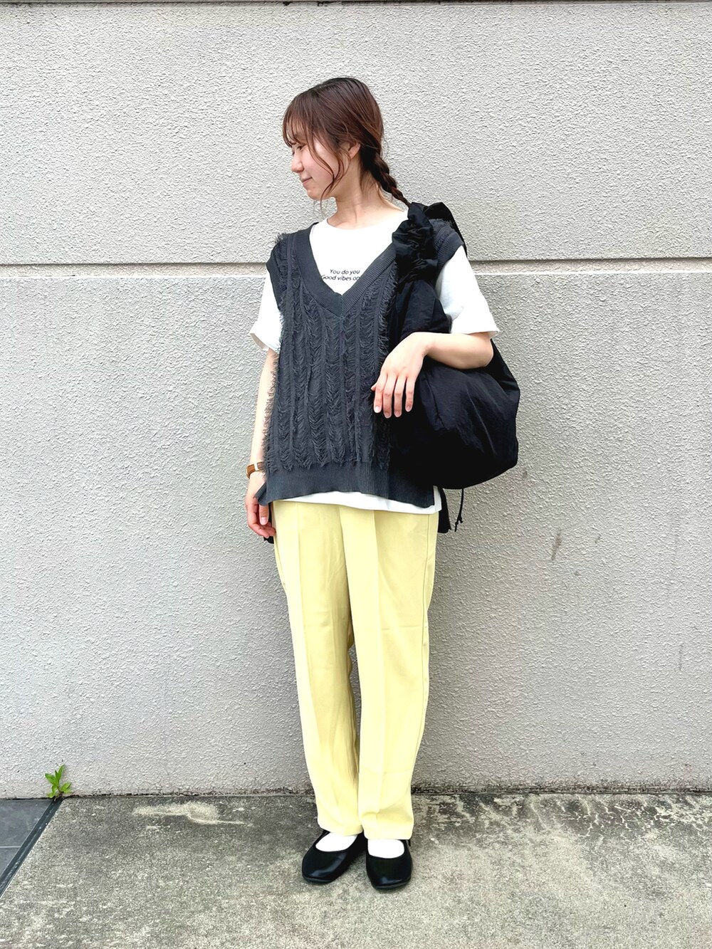 グレー系のニット/セーター、ホワイト系のTシャツ/カットソー、イエロー系のその他パンツを着用したレディースの春コーディネートの2枚目の写真