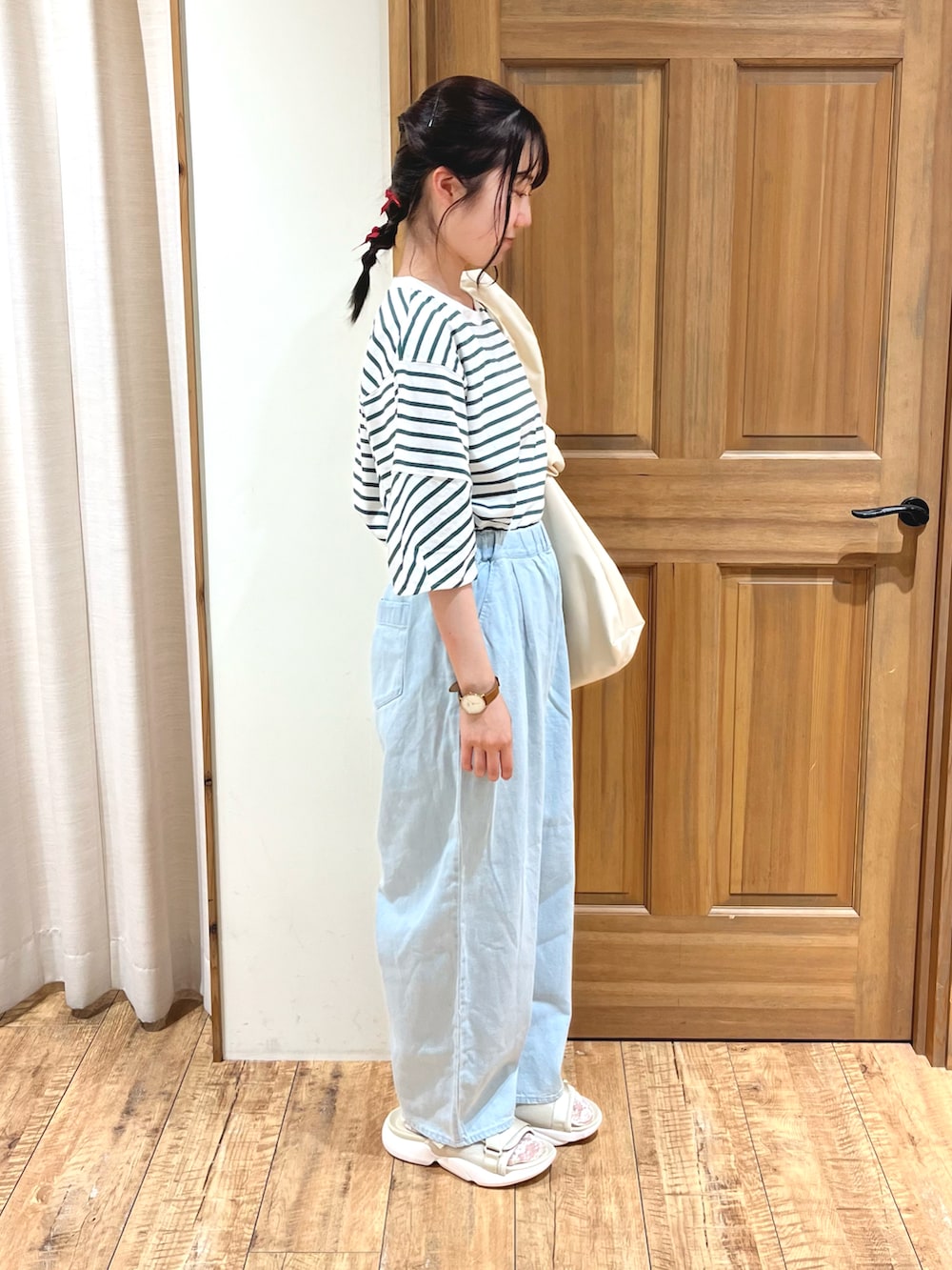 ブルー系のその他パンツ、ベージュ系のサンダル、ホワイト系のハンドバッグを着用したレディースの夏コーディネートの4枚目の写真