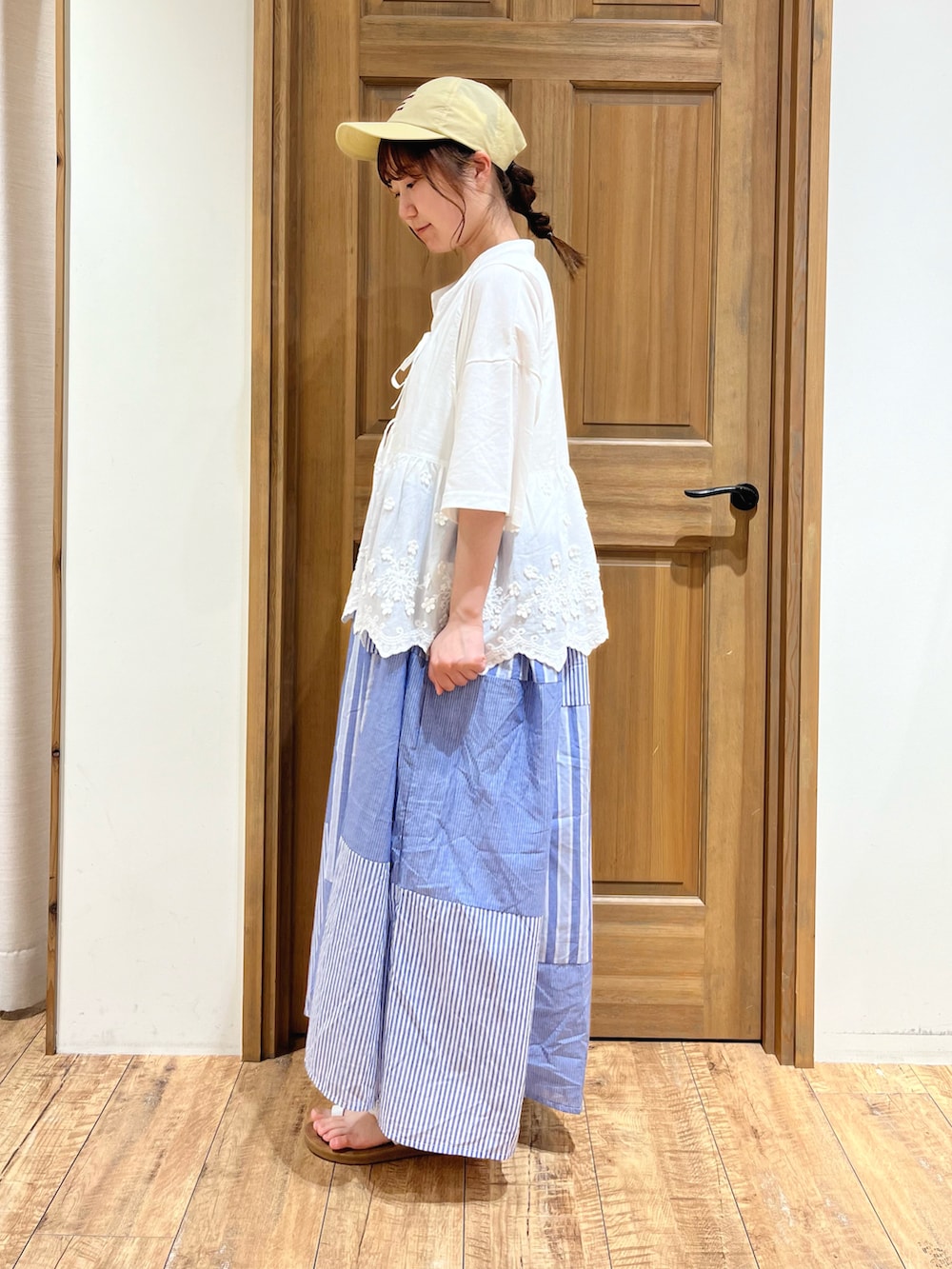 ホワイト系のその他パンツ、ホワイト系のワンピース、ホワイト系のベストを着用したレディースの夏コーディネートの2枚目の写真