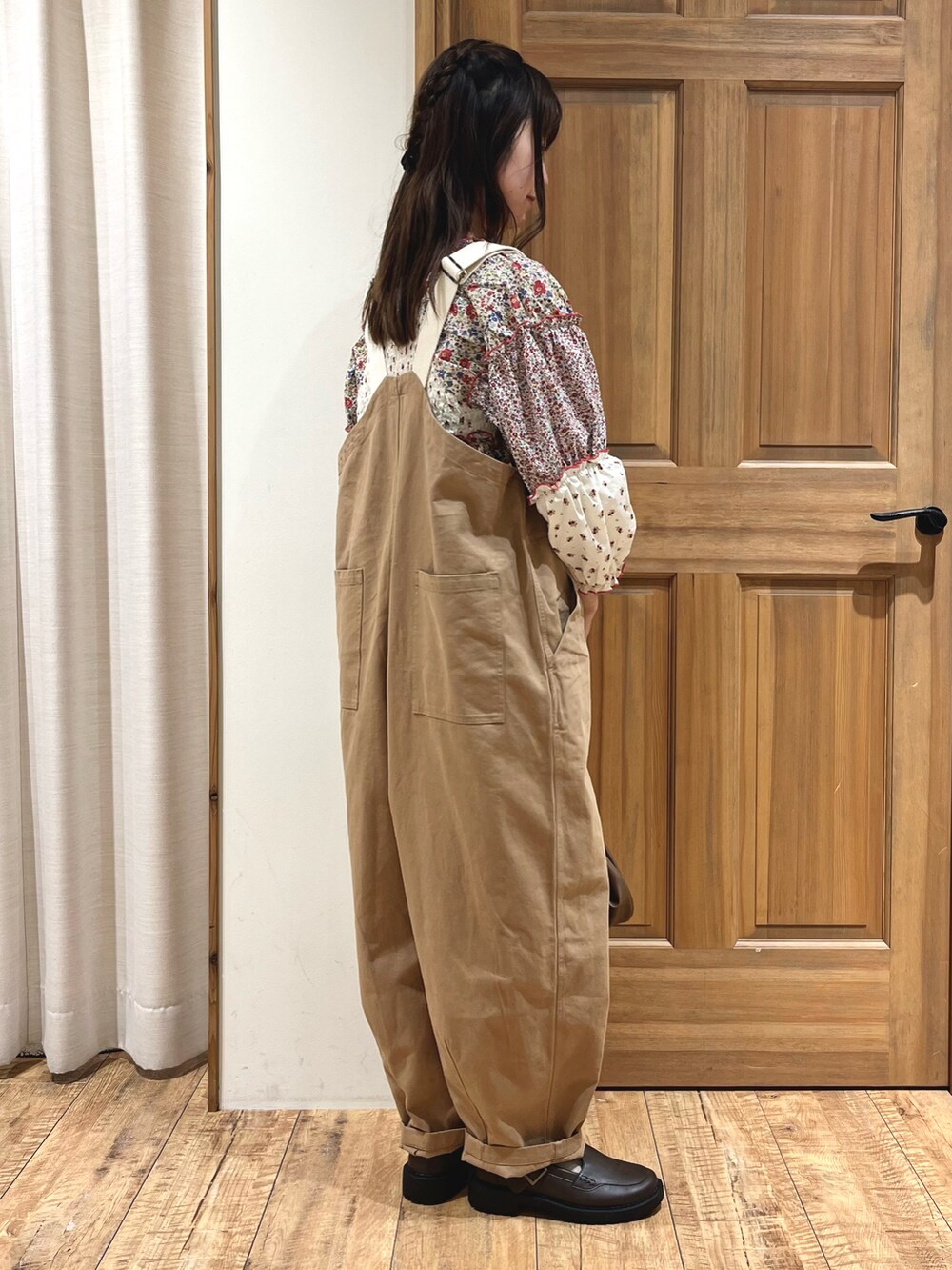 ブラウン系のハンドバッグ、ベージュ系のサロペット/オーバーオール、ホワイト系のシャツ/ブラウスを着用したレディースの秋コーディネートの4枚目の写真