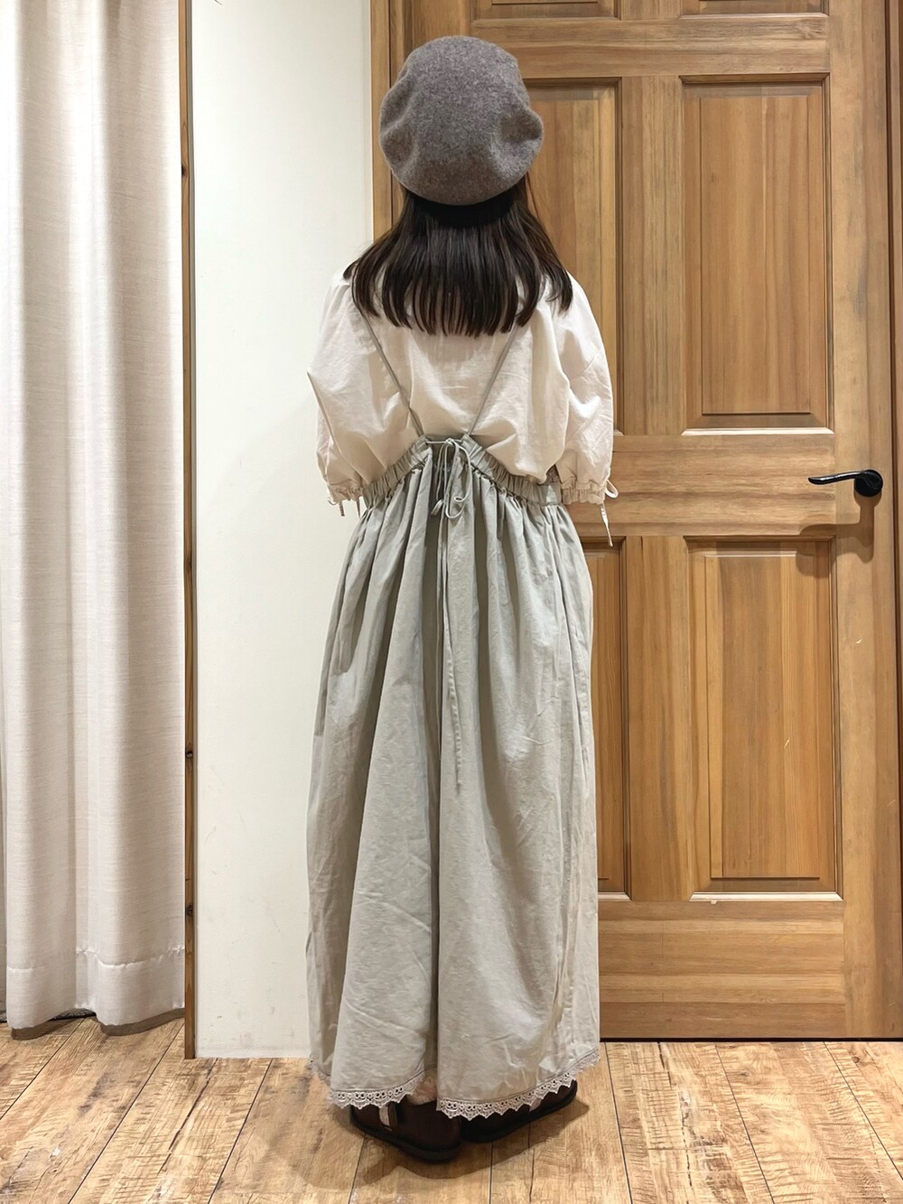 ブラウン系のドレスシューズ、ホワイト系のシャツ/ブラウス、ベージュ系のワンピースを着用したレディースの秋コーディネートの4枚目の写真