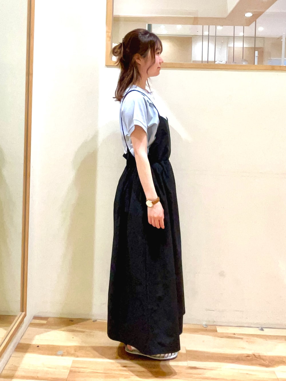 ブルー系のハンドバッグ、ブラック系のワンピース、ブルー系のTシャツ/カットソーを着用したレディースの春コーディネートの3枚目の写真