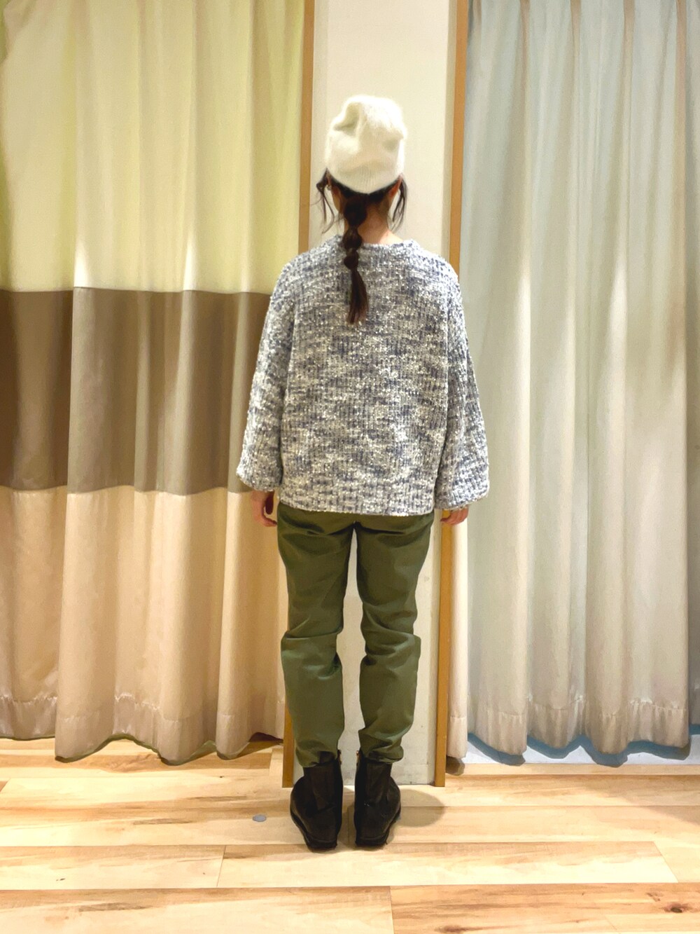 グリーン系のその他パンツ、グレー系のニット/セーター、ホワイト系のハットを着用したレディースの冬コーディネートの3枚目の写真