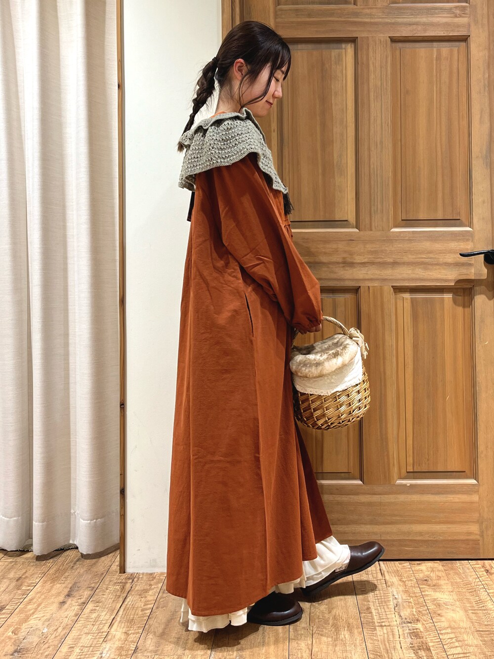 ベージュ系のバッグ、オレンジ系のワンピース、ホワイト系のその他パンツを着用したレディースの秋コーディネートの5枚目の写真