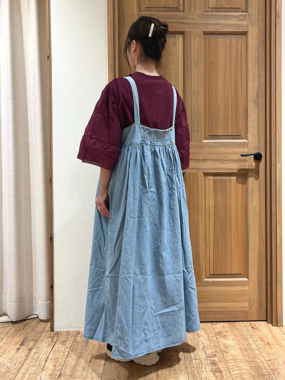 ブラック系のドレスシューズ、ブルー系のワンピース、パープル系のTシャツ/カットソーを着用したレディースの秋コーディネートの3枚目の写真