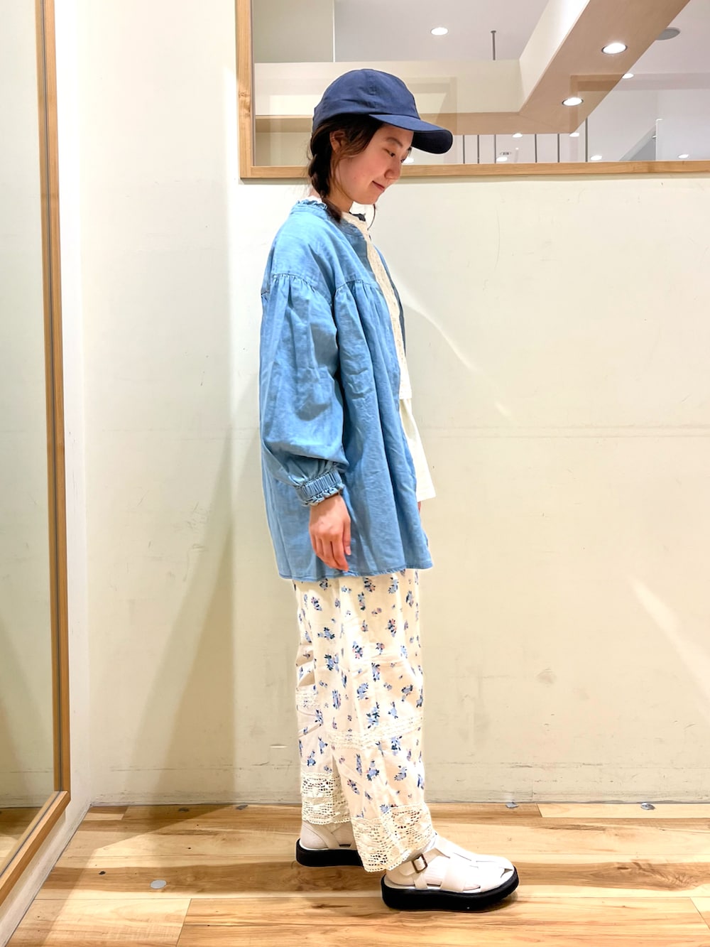 パープル系のワンピース、ホワイト系のTシャツ/カットソー、ホワイト系のサンダルを着用したレディースの春コーディネートの3枚目の写真