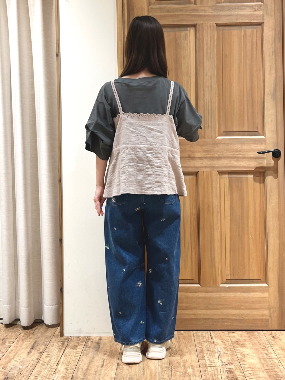 ベージュ系のドレスシューズ、ブルー系のその他パンツ、ベージュ系のシャツ/ブラウスを着用したレディースの秋コーディネートの3枚目の写真