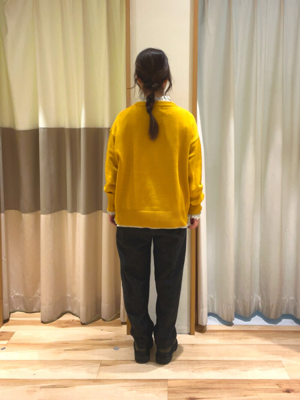 イエロー系のニット/セーター、グレー系のシャツ/ブラウス、グレー系のその他パンツを着用したレディースの冬コーディネートの4枚目の写真