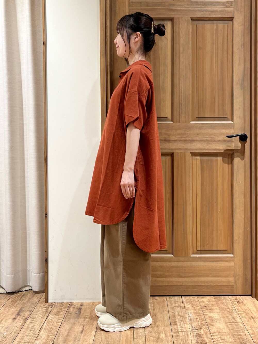 ベージュ系のドレスシューズ、ブラック系のカーディガン/ボレロ、ブラウン系のシャツ/ブラウスを着用したレディースの秋コーディネートの2枚目の写真