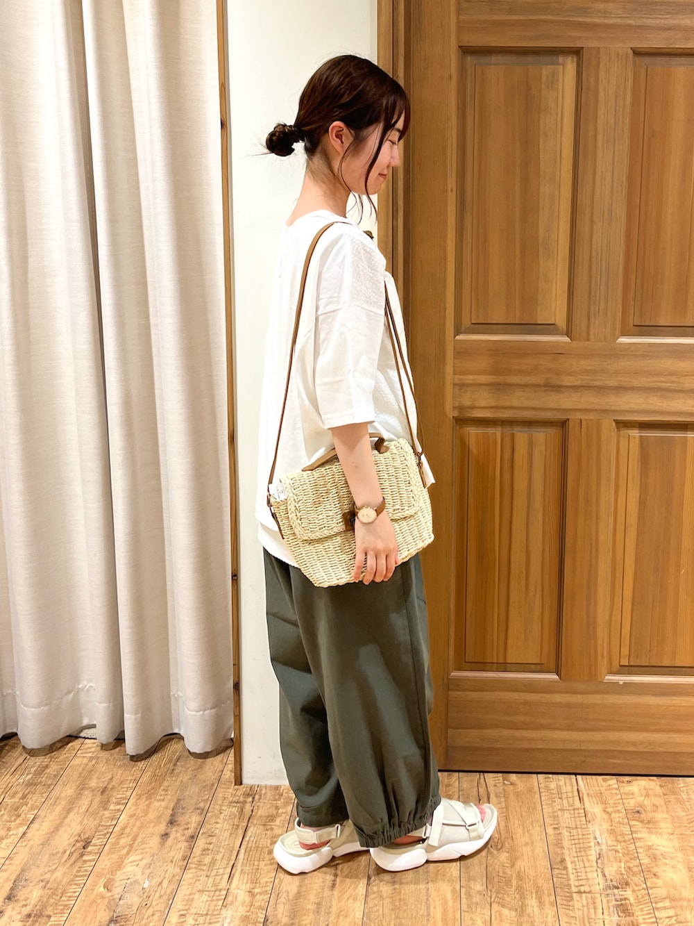 ホワイト系のハンドバッグ、ホワイト系のキャミソール、ホワイト系のTシャツ/カットソーを着用したレディースの夏コーディネートの5枚目の写真