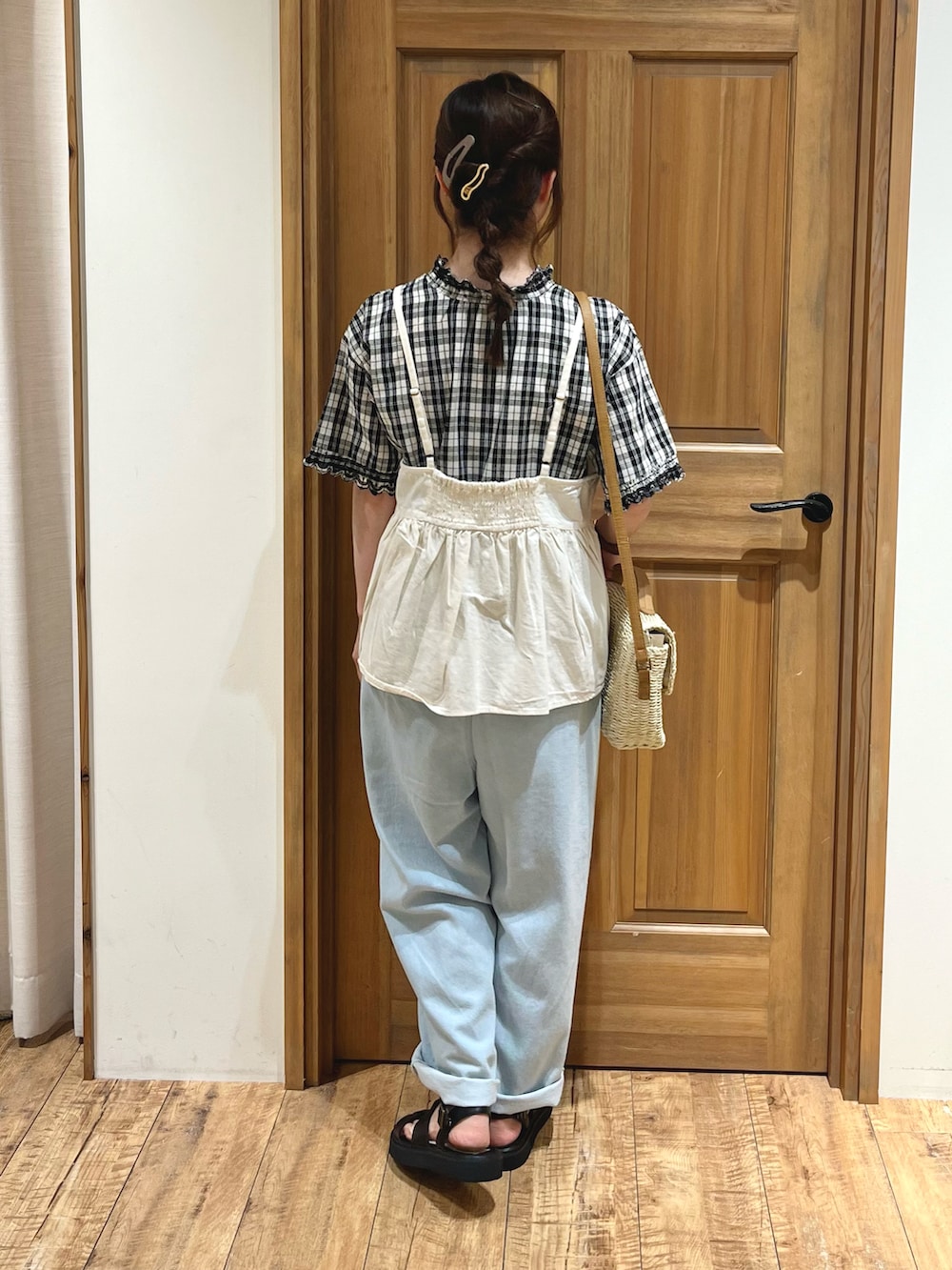 ホワイト系のハンドバッグ、ブルー系のその他パンツ、ブラック系のサンダルを着用したレディースの夏コーディネートの4枚目の写真