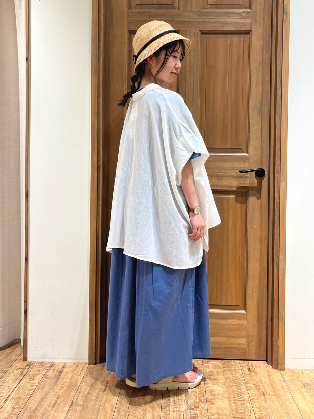 ホワイト系のサンダル、ブルー系のワンピース、ホワイト系のシャツ/ブラウスを着用したレディースの夏コーディネートの2枚目の写真