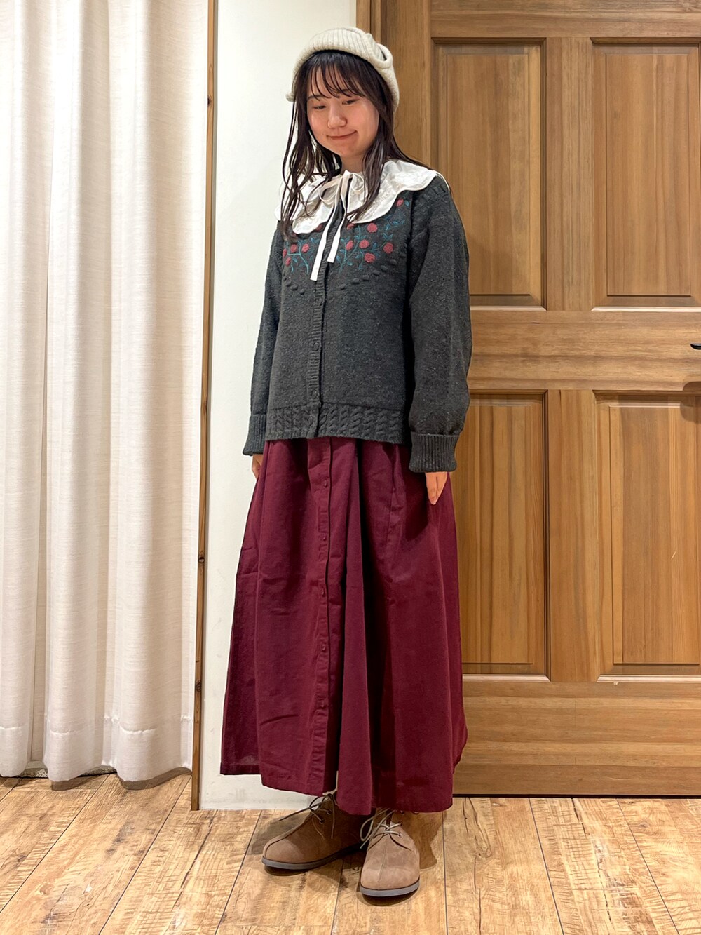 グレー系のカーディガン/ボレロ、ホワイト系のシャツ/ブラウス、ベージュ系のドレスシューズを着用したレディースの秋コーディネートの2枚目の写真