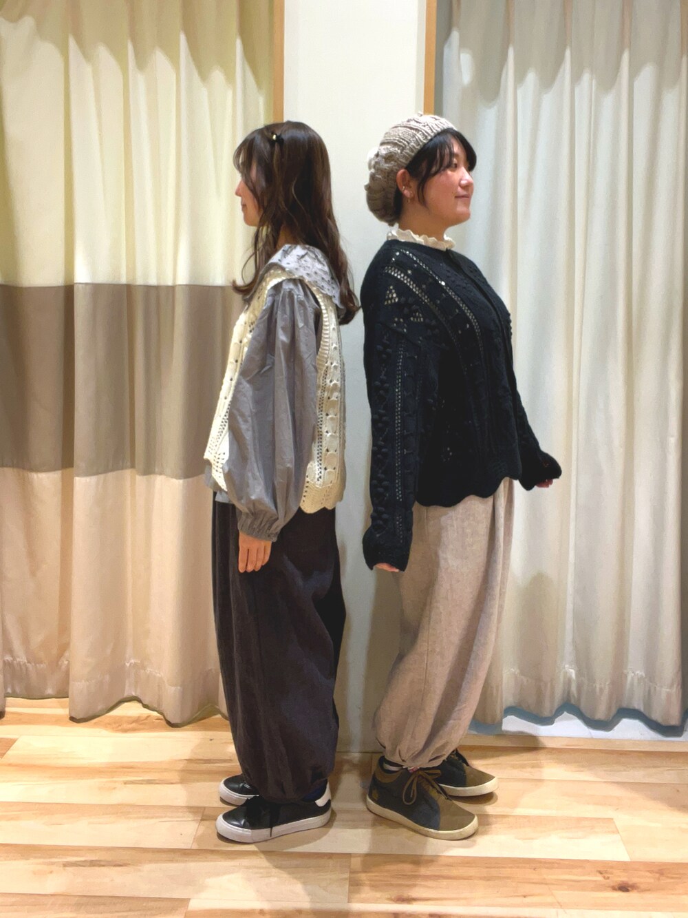 グレー系のシャツ/ブラウス、ブラック系のその他パンツ、ブラック系のカーディガン/ボレロを着用したレディースの冬コーディネートの2枚目の写真