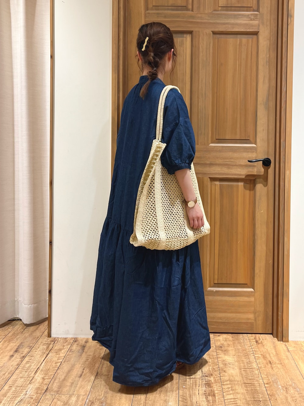 ホワイト系のハンドバッグ、ブルー系のワンピース、ブラック系のワンピースを着用したレディースの夏コーディネートの4枚目の写真