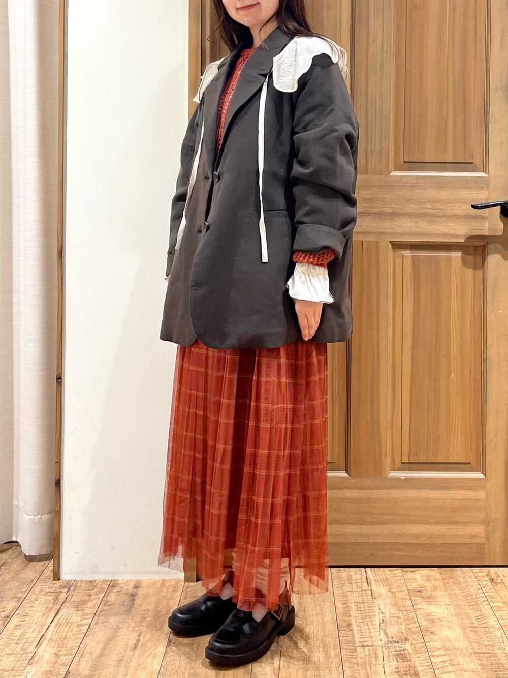 ブラック系のドレスシューズ、ホワイト系のTシャツ/カットソー、ホワイト系のシャツ/ブラウスを着用したレディースの秋コーディネートの2枚目の写真