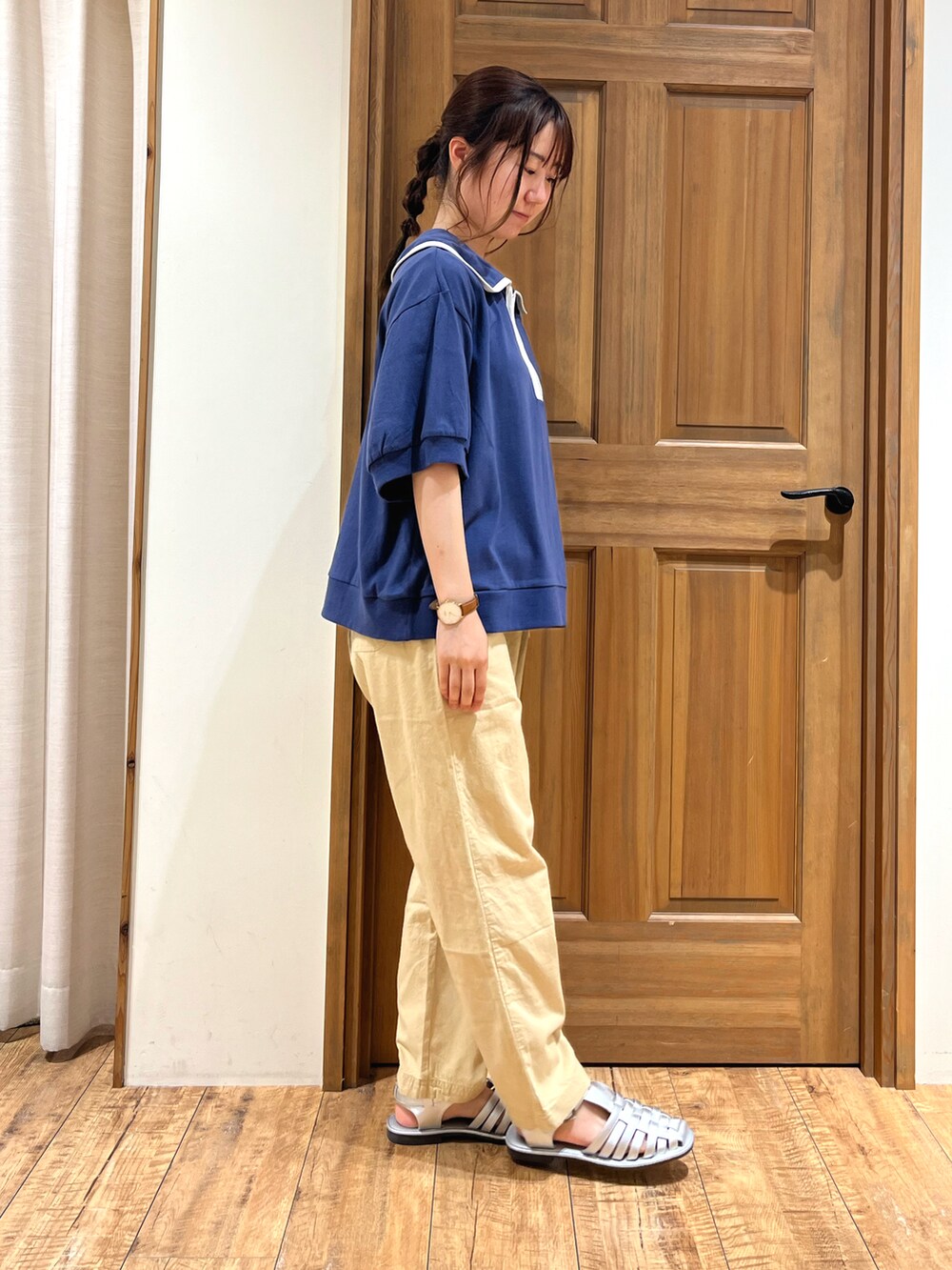 シルバー系のサンダル、ベージュ系のその他パンツ、ブルー系のTシャツ/カットソーを着用したレディースの夏コーディネートの2枚目の写真