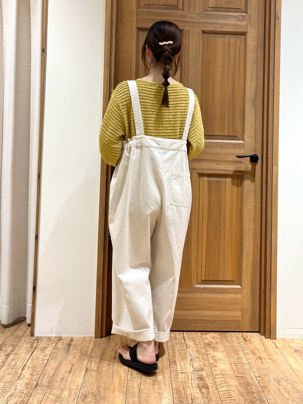 グレー系のハンドバッグ、ホワイト系のその他パンツ、イエロー系のカーディガン/ボレロを着用したレディースの夏コーディネートの3枚目の写真
