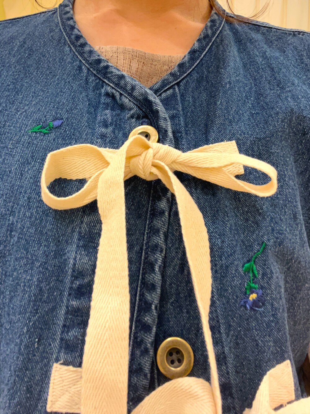 ベージュ系のワンピース、ブルー系のベストを着用したレディースの冬コーディネートの5枚目の写真