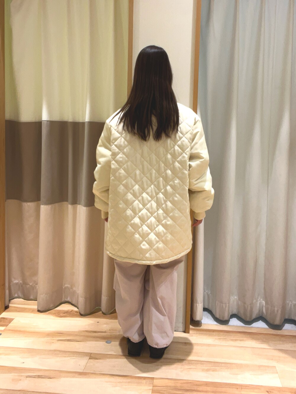グリーン系のニット/セーター、ホワイト系のブルゾン、ピンク系のその他パンツを着用したレディースの冬コーディネートの3枚目の写真