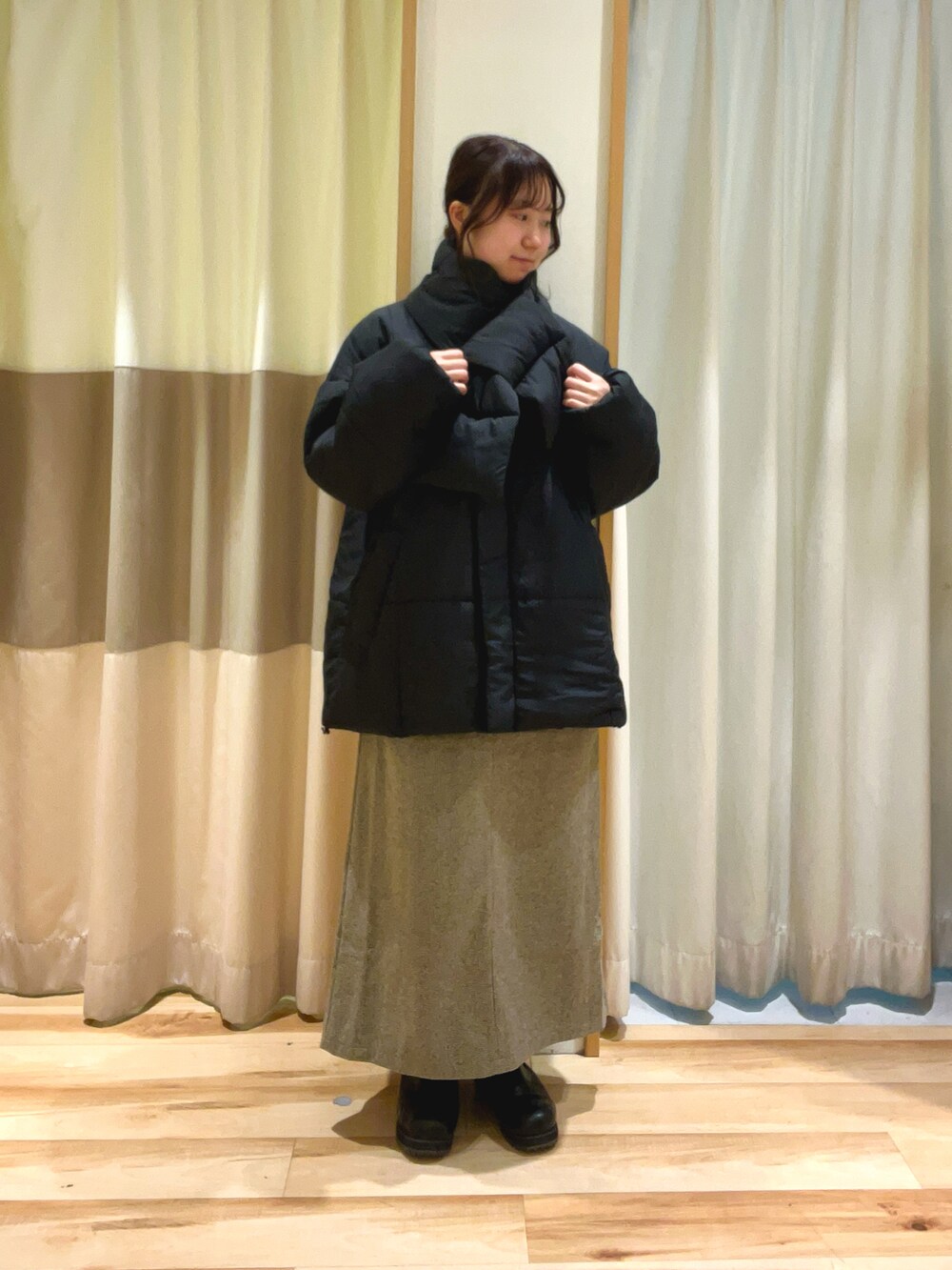 ベージュ系のワンピース、ベージュ系のニット/セーター、ブラック系のノーカラージャケットを着用したレディースの冬コーディネートの2枚目の写真
