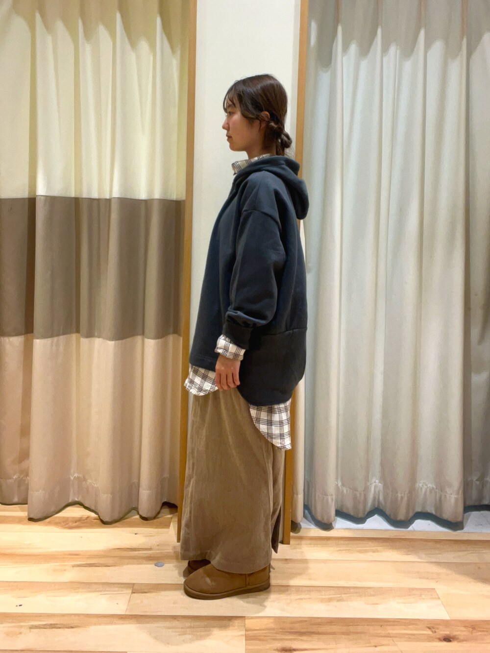 ベージュ系のスカート、グレー系のTシャツ/カットソー、ホワイト系のチュニックを着用したレディースの冬コーディネートの2枚目の写真