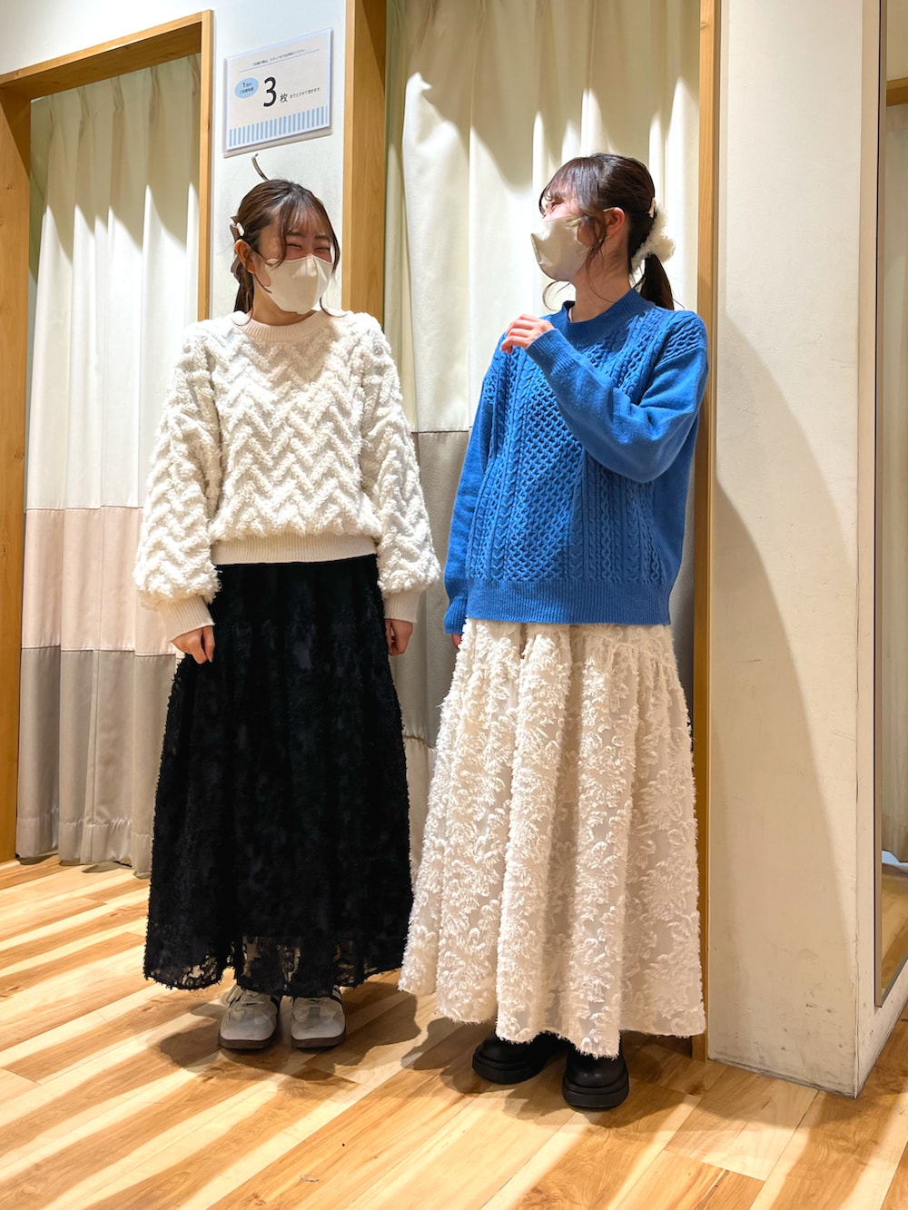 ホワイト系のニット/セーター、ブラック系のスカート、ホワイト系のスカートを着用したレディースの冬コーディネートの2枚目の写真