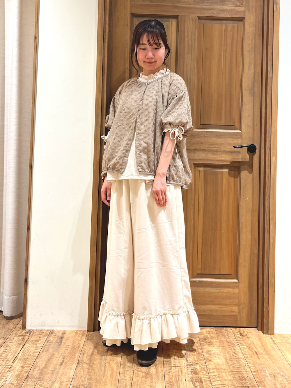 ホワイト系のその他パンツ、ブラウン系のドレスシューズ、ホワイト系のシャツ/ブラウスを着用したレディースの夏コーディネートの2枚目の写真