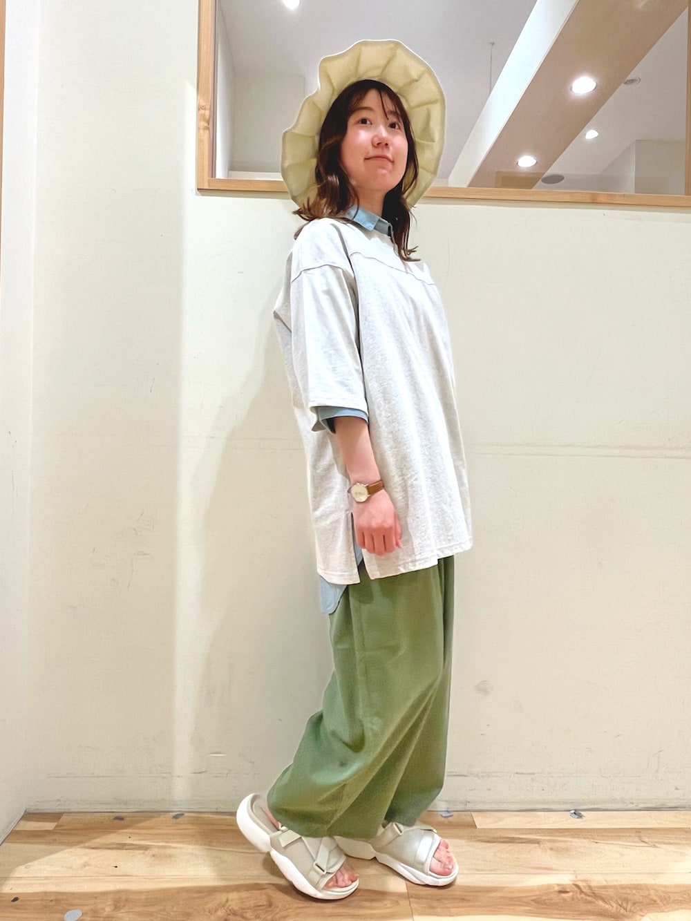 グリーン系のチュニック、グレー系のTシャツ/カットソー、グリーン系のその他パンツを着用したレディースの春コーディネートの5枚目の写真